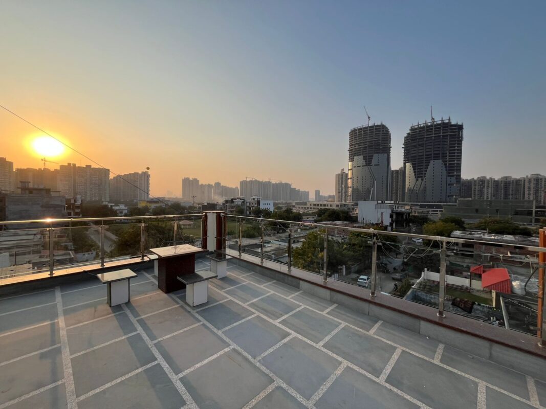 girls-luxury-pg-taris-4-sitting-greater-noida